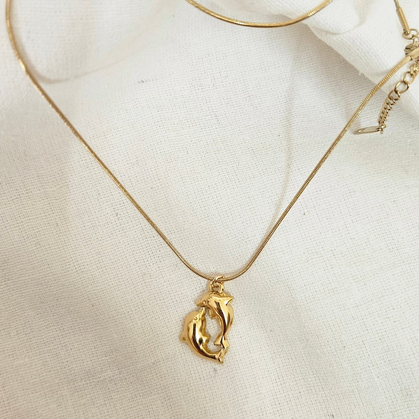Twyra – Two Fish Anti-Tarnish Chain Pendant