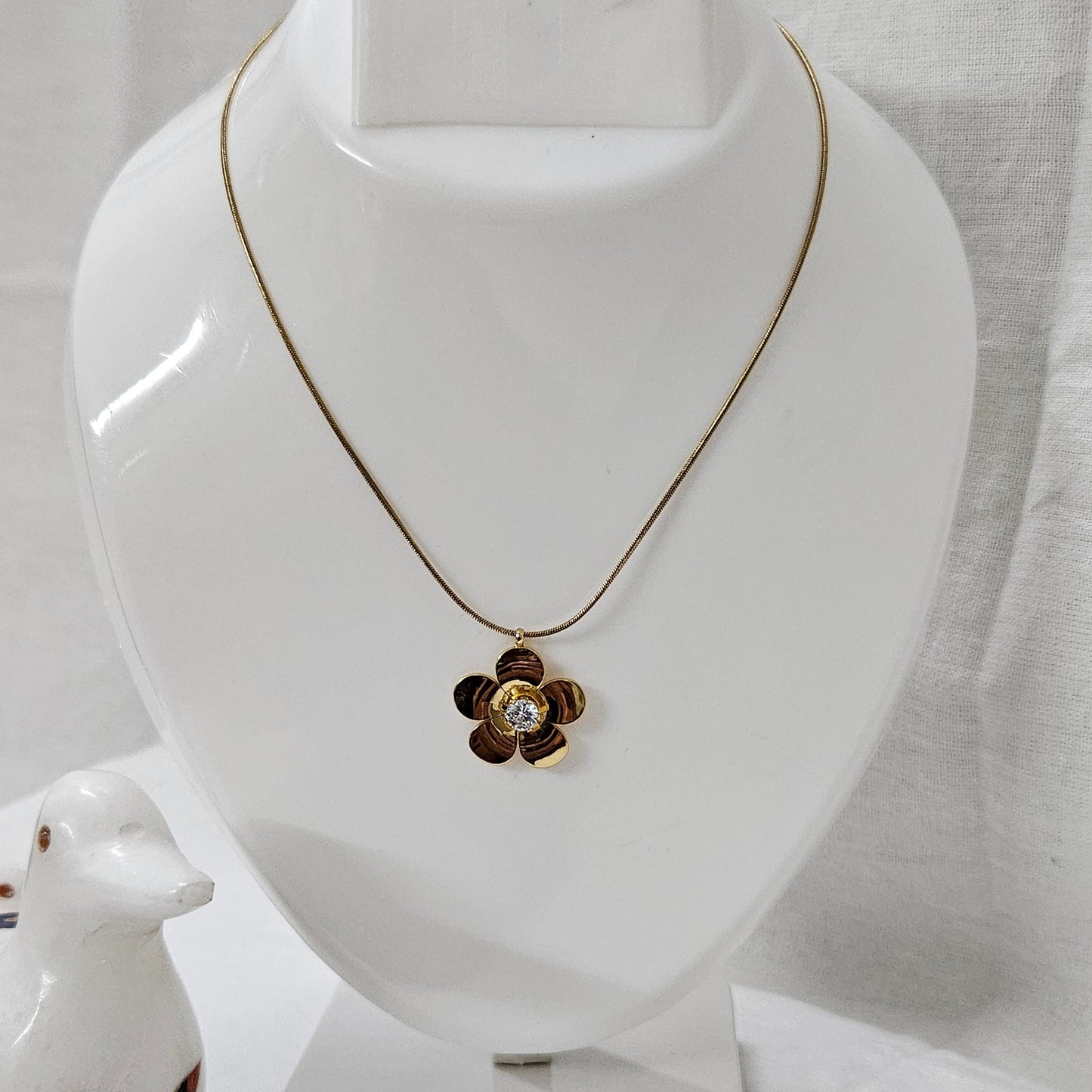 EverFlora – Anti-Tarnish Golden Flower Pendant