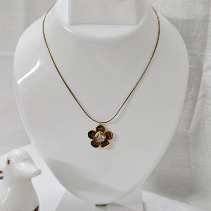 EverFlora – Anti-Tarnish Golden Flower Pendant
