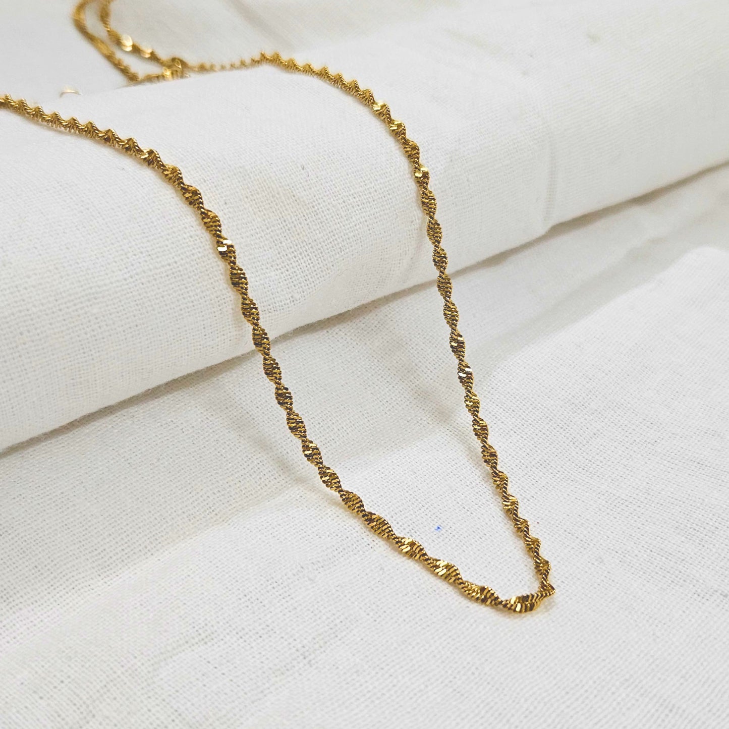 Twirluxe- Anti-Tarnish Golden Twist Chain (Unisex), Daily Wear, Colour Guaranteed