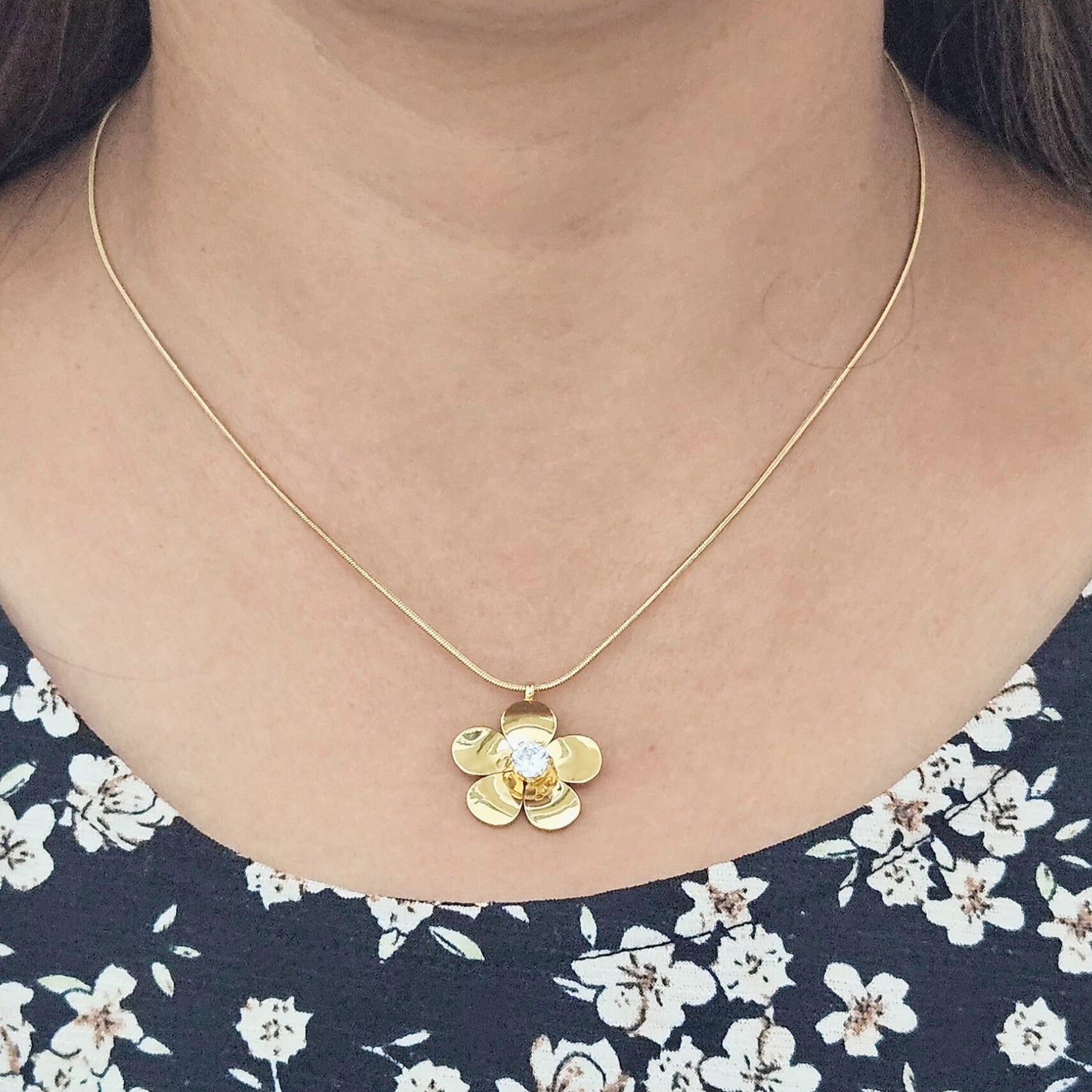 EverFlora – Anti-Tarnish Golden Flower Pendant